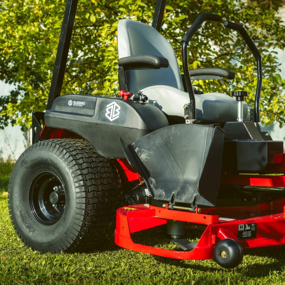 Nulinio apsisukimo traktoriukas Blue Bird ZTR 46 L PRO 7 Nulinio apsisukimo traktoriukas Blue Bird ZTR 46 L PRO 7