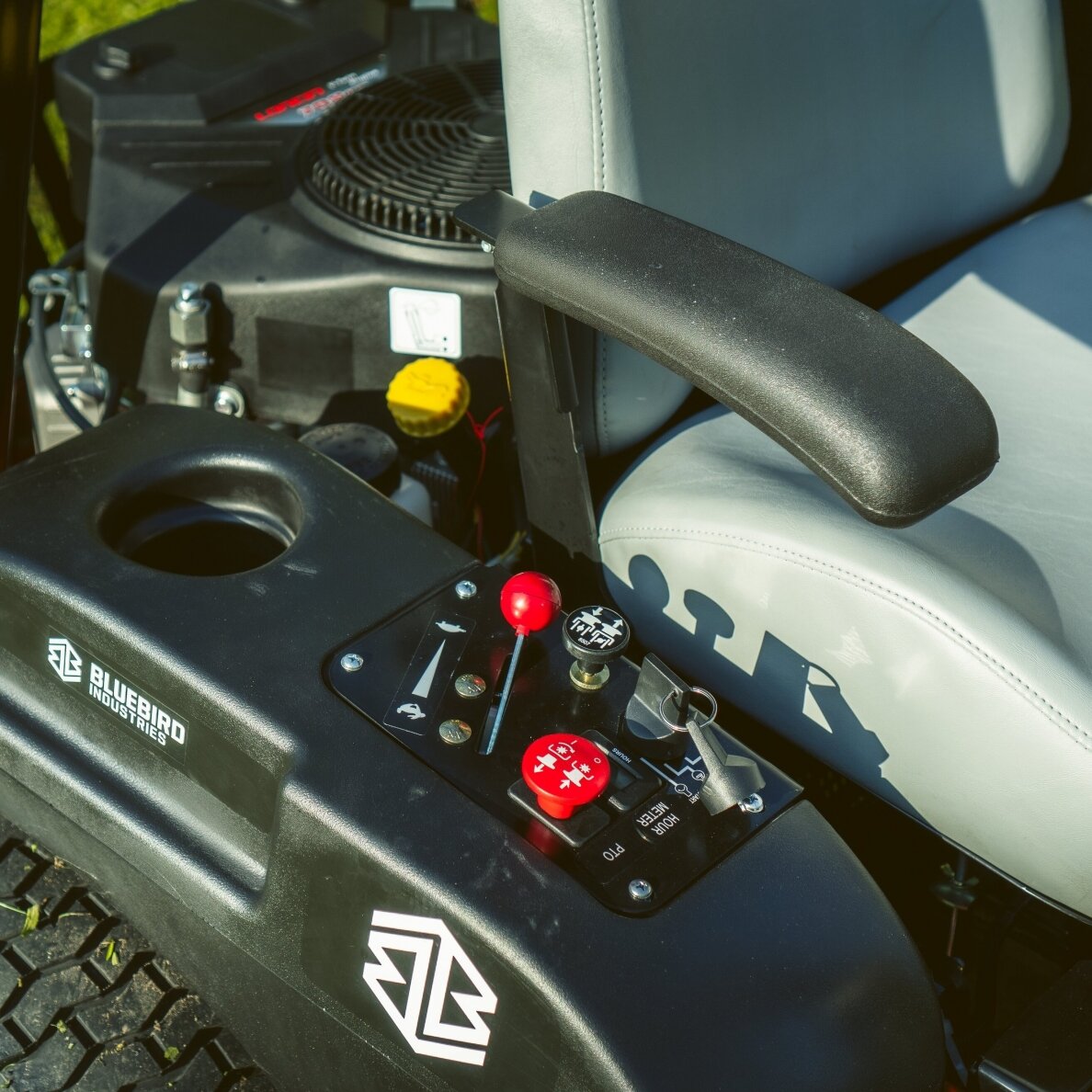 Nulinio apsisukimo traktoriukas Blue Bird ZTR 50 K PRO 4